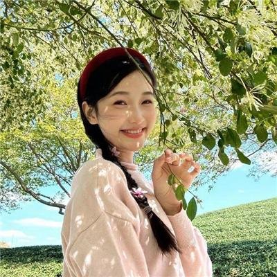 和红色中国人看电视